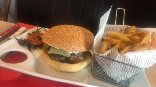 Bistrot des délices - Un burger et frites 