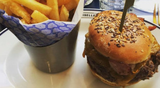 Café Mademoiselle - Un burger, frites