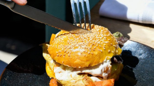 Les Fous de l'Ile - Burger avec des firtes