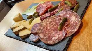 Baba Yaga - Une planche de charcuteries et de fromages
