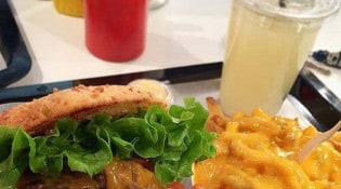 Hamler's Burgery - Cheddar fermier, boeuf Angus haché maison, citronnade maison ...
