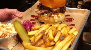 Rosie's Smokehouse - Un burger frites