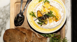 Café de Paris - Camembert rôti au thym et miel