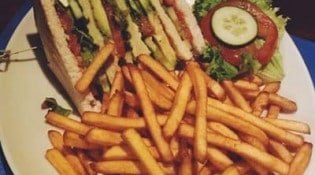 Galway Irish Pub - Un sandwich avec des frites