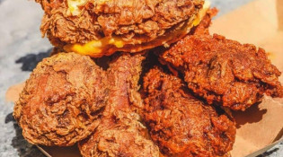 Street Bangkok - Fried chicken burger , poulet frit tendre et croquant