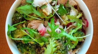 Coffee Spoune - Salade broco, poulet, radis, roquette, amandes, coriandre.