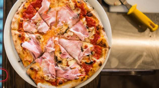 Moonshiner - Une pizza