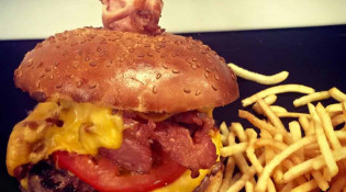 Chalet des îles Dausmesnil - Un cheeseburger accompagné de ses frites maison 