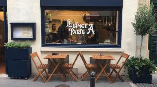 Le Singe à Paris - La façade du restaurant avec la terrasse