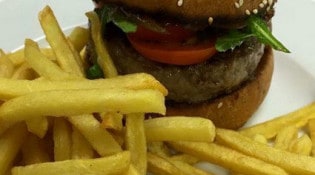 Les Grandes Marches - Un burger et frites