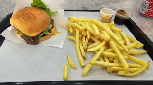 Only Burger - Un burger accompagné de frites