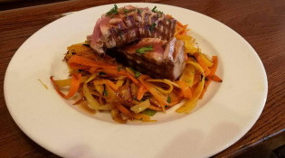 L'Île Aux Singes - Filet de thon albacore grillé, tagliatelle de carottes.