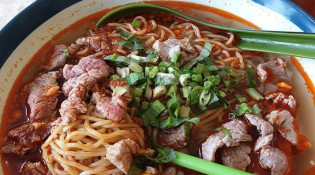 Wong Heng - Soupe de nouilles de bœuf et la sauce saté piquant