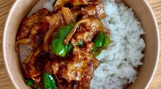 Jium - Jaeyuk bokkeum, poitrine de porc sauté à la sauce pimentée