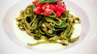 Tra di Noi - Tagliatelles au pesto de basilic avec fondue de parmesan et tomates concassées