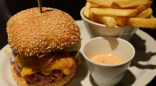 Le Cardinal - Le bacon cheeseburger du Cardinal