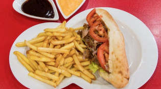 Restaurant Pont d'Istanbul - Un sandwich, frites