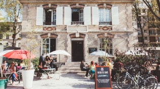 Le Pavillon des Canaux - La façade du restaurant avec la terrasse 