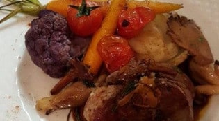 L'entracte Bistrot - Filet de veau piqué au thym, jus corsé et petits légumes glacés