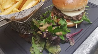 Au bureau - Un burger, salade, frites