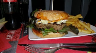 Brasserie de l'hôtel de ville - Un burger et frites 