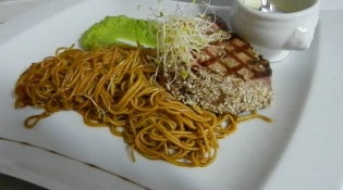 Restaurant 4 Saisons - Thon grillé sur écrasé de petit pois et pâtes sautées à la sauce soja