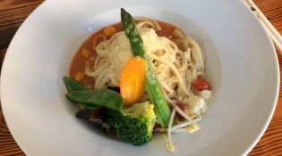 La mian - Lamian aux légumes accompagnés de sauce tomate fraîche et parmesan 