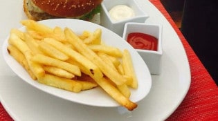 La Strada Burger - Un burger et frites 