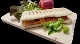 Le Comptoir d'Ernest - panini, pomme, bacon, cheddar, tomate, ail, oignon, carotte, huile d'olive, sel, poivre, pesto