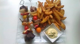 L'Ardoise - Brochette de boeuf, oignons, tomates cerises, poivrons, frites, et moyonnaise aux herbes