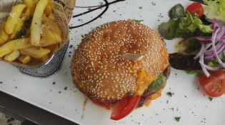 Le Vieux Cressely - Burger maxi accompagné de frites et de salade