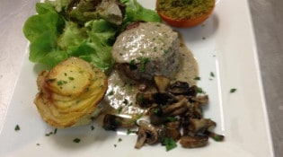 L'Auberge de l'Etoile - Filet de bœuf sauce aux morilles, gratin dauphinois, tomate provençale & poêlée de champignons