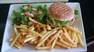 Miss Pizza - Burger maison sauce fromagère
frite salade