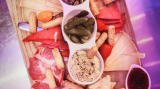 Network Bar - Une planche de charcuteries