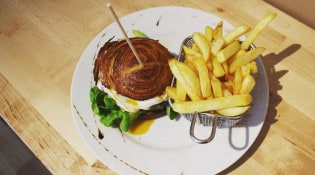 Brasserie du centre - Un burger, frites