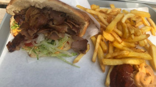 silav kebab - Un sandwich, frites