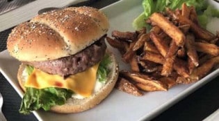Le Week-End - Cheeseburger, frites maison,salade 