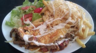 Le Carlito - Un plat avec des frites et des salades