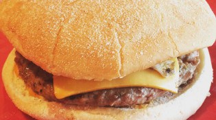 Le Royal - Nouveau Mega Bun steak 170G œuf Jambon dinde Cheddar.