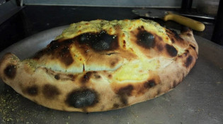 A Crocs Pizza - Un calzone