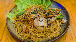 Me & You Sushi - Les nouilles sauté au poulet légumes ou crevettes légumes