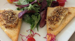 La Rascasse - Bûche de chèvre sur toast gratiné au noix, mesclun aux petits lardons