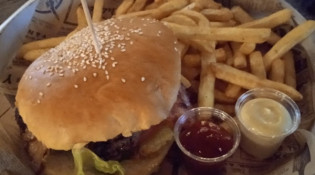 La bière des Îles d'Or - Un burger