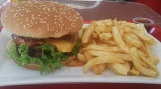 Le P'tit Encas - Un burger avec frites