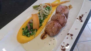 L'Estellan - Mignon de porc en croûte de jambon cru, petit pois carottes et crème de lard.