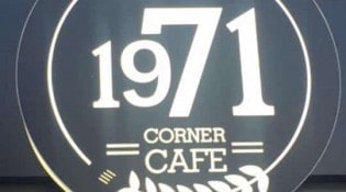 1971 corner café - La façade du restaurant