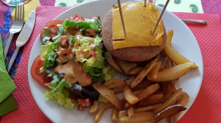 Auberge Du Lac - Un burger