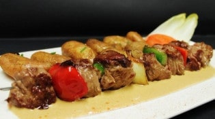 Lou mistrau - Les brochettes de filet de boeuf et sa sauce au foie gras