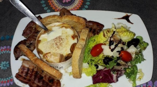 Les Paillotes - Chèvre coulant au four, poitrine fumée, pain grillé et sucrine croquante