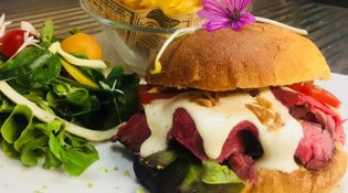 La Fête en Provence - Un burger, salade et frites